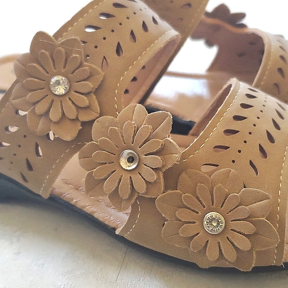 Belladia Comfort Wide Tan Beige Floral Shoes Women's Size 8W - Picture 7 of 11